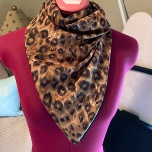 Toujour Elegant Ascot with Velcro closure